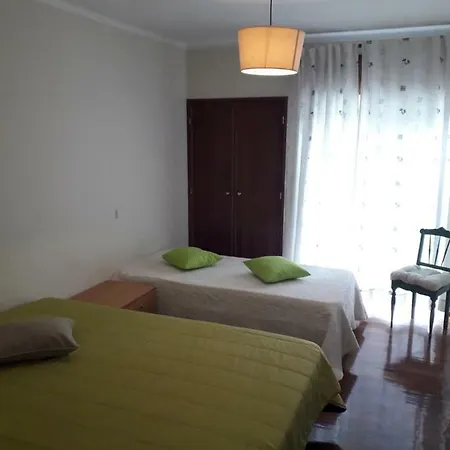Apartment 300 Metros Do Santuario De T4 Fatima